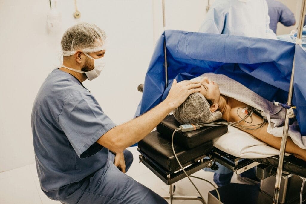 Eine werdende Mutter bei einem Kaiserschnitt in einem Spital.
