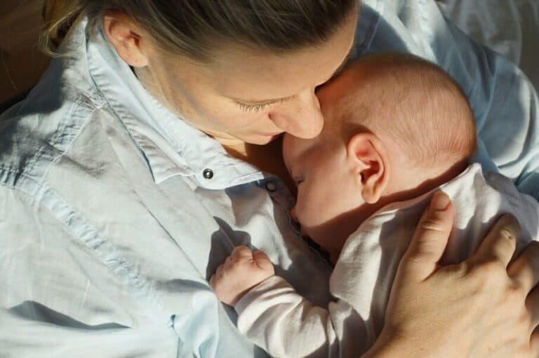 Mutter hält Baby und riecht an seinem Kopf. Das dritte Kind läuft dann einfach so mit? Von wegen. Was sich wirklich verändert.