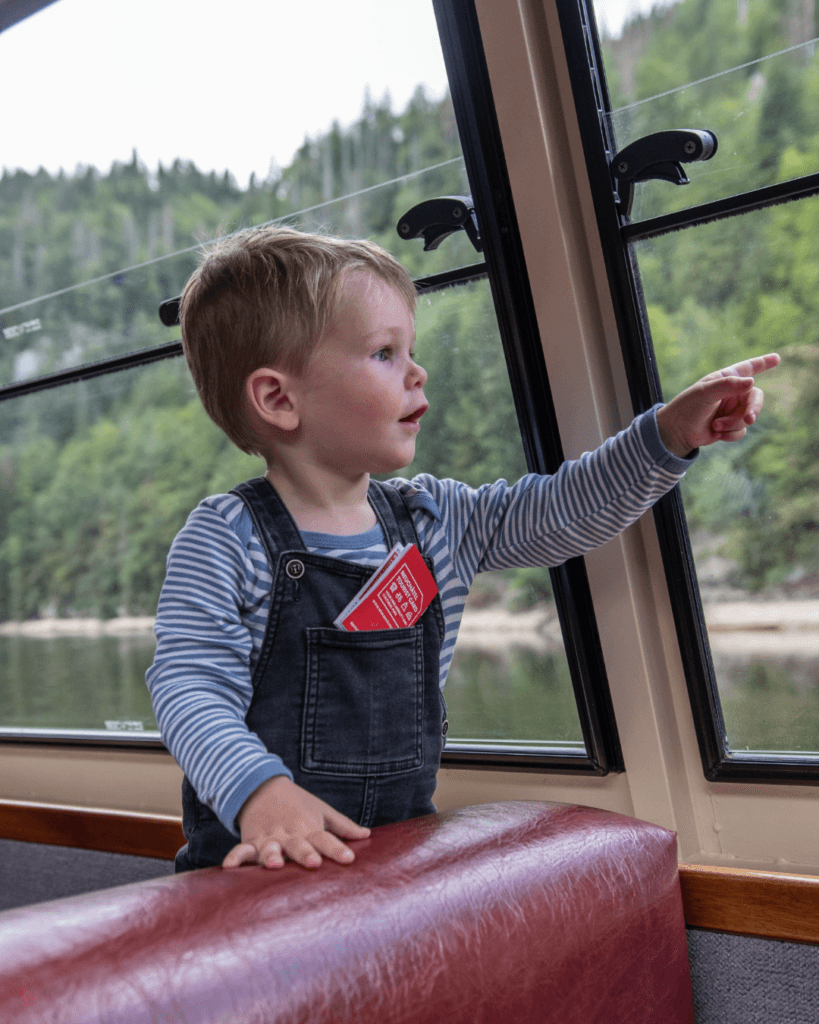 Eine junge Familie reist ins Jura und macht eine Rundfahrt auf dem Lac Des Brenets und besucht den Wasserfall Saut du Doubs - anyworkingmom.com