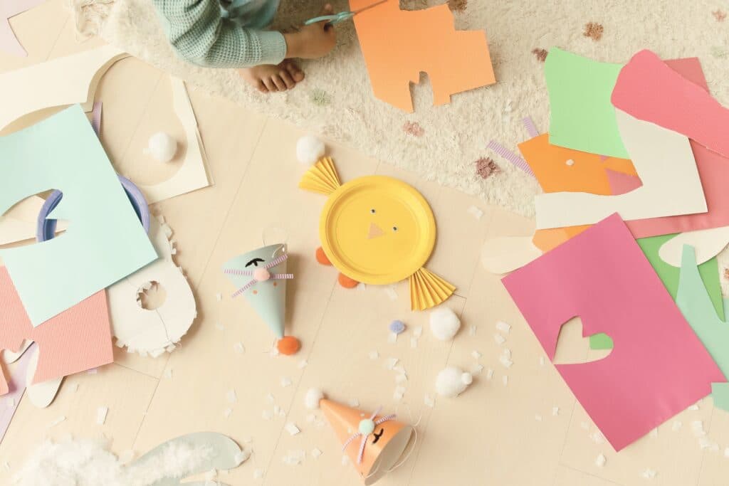 Kind bastelt mit Papier. Die Geschenke von Kindern können toll sein für Gotti, Götti und Co. Oder auch nicht.