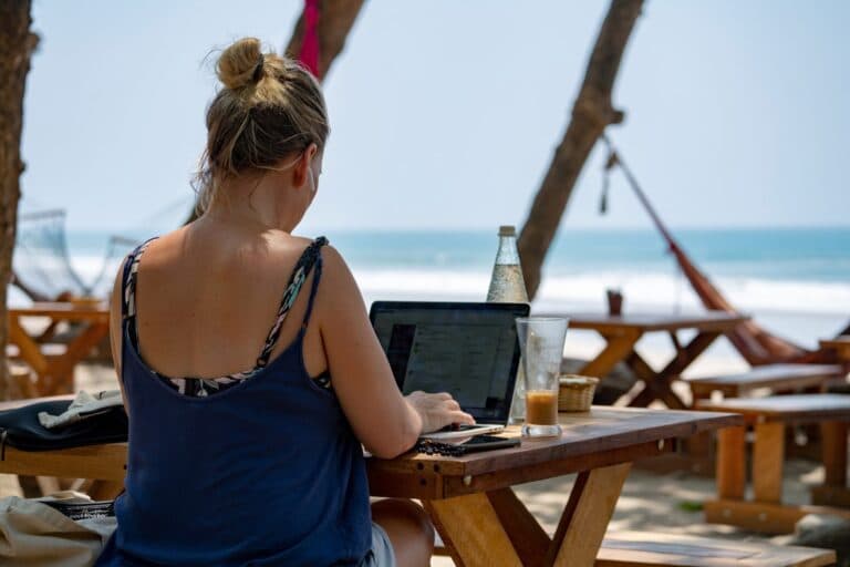 Arbeiten am Strand ein Jahr Expat sein