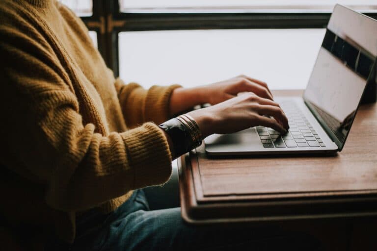 Frau sitzt am Laptop