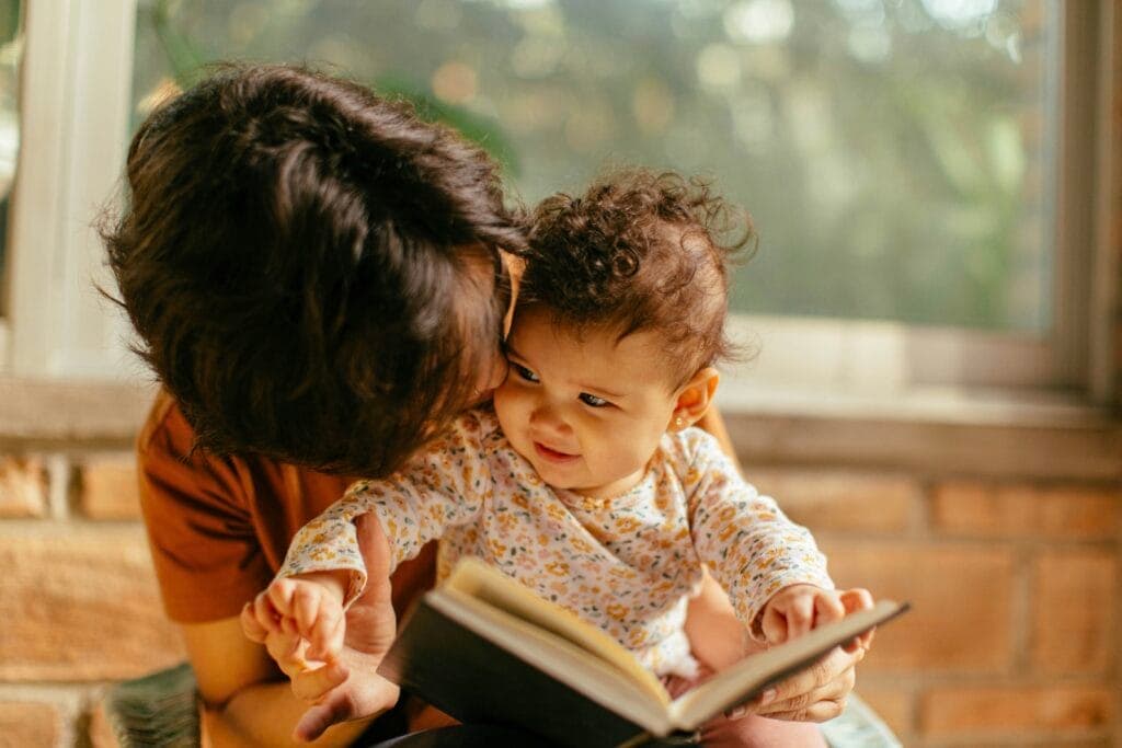 Eine Aufnahme einer Mutter mit ihrem Baby auf dem Schoss.