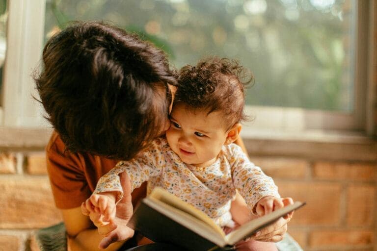 Eine Aufnahme einer Mutter mit ihrem Baby auf dem Schoss.