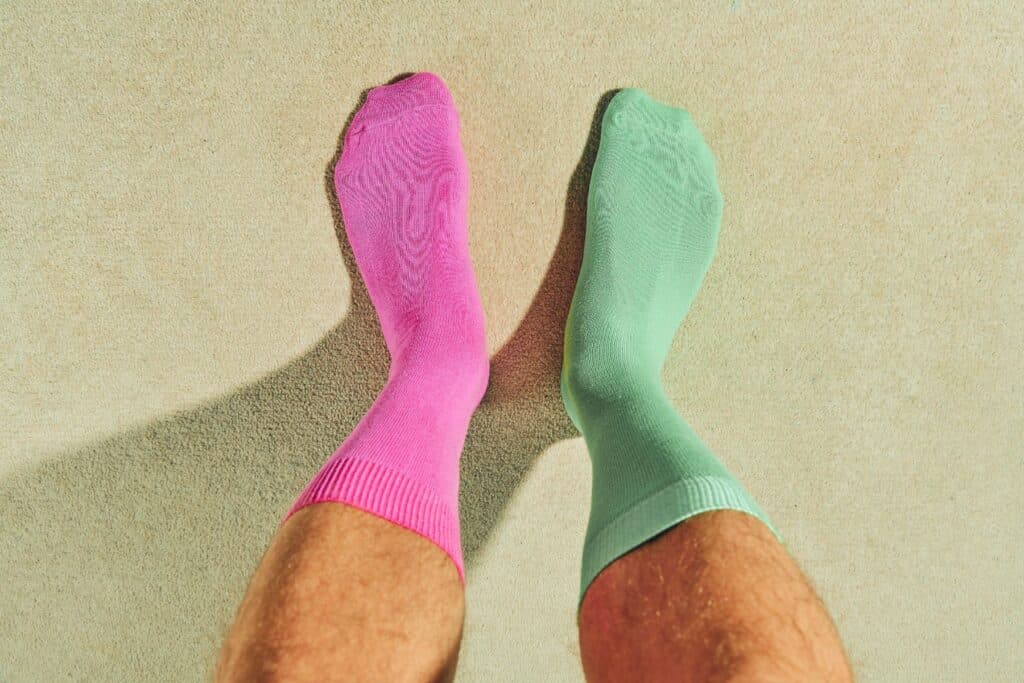 Person mit zwei verschiedenen Socken - Ein Zeichen dafür, dass man das Leben nicht im Griff hat?