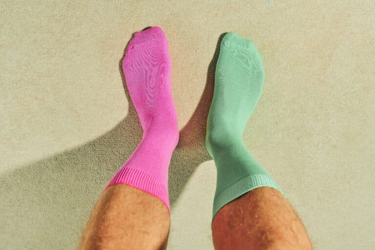 Person mit zwei verschiedenen Socken - Ein Zeichen dafür, dass man das Leben nicht im Griff hat?