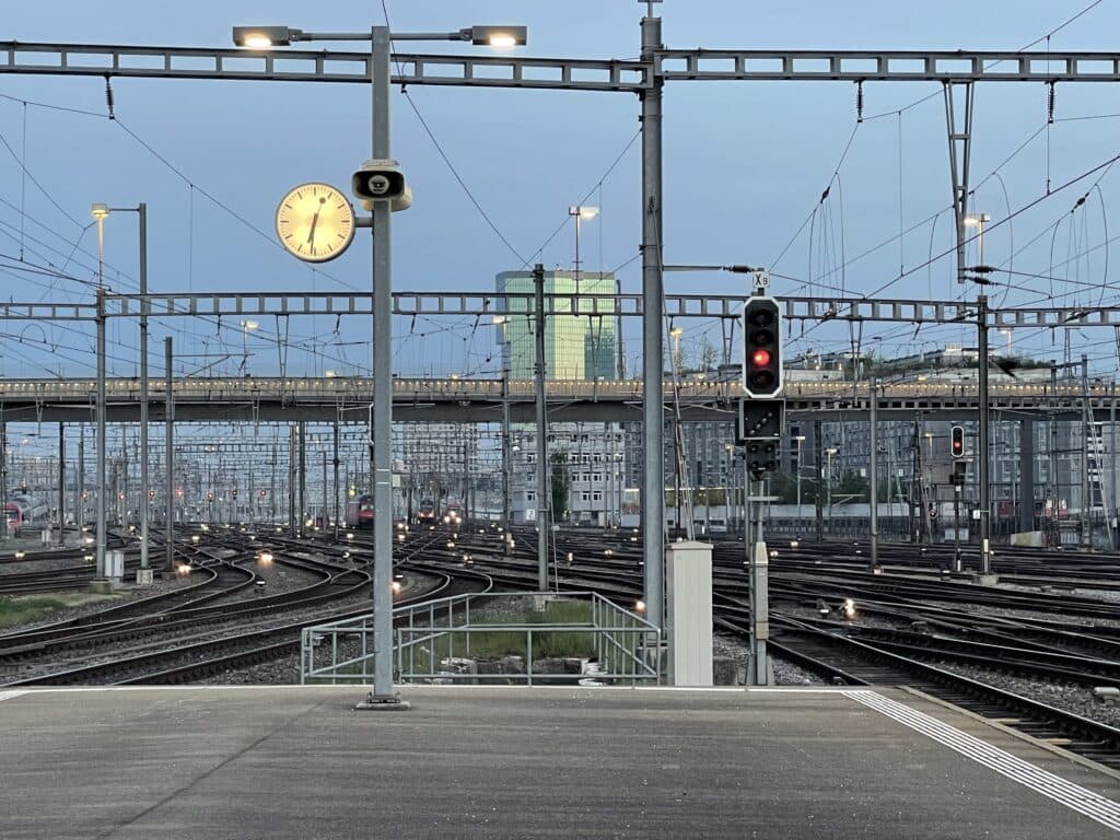 Zuggleis in Zürich Hauptbahnhof mit Blick auf den Primetower. Bye, bye Baby - meine Tochter zieht in die weite Welt - mal ehrlich