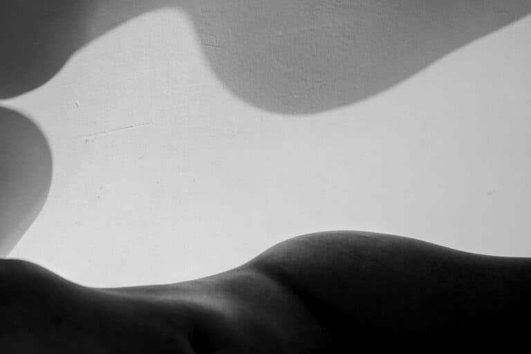 Eine schwarz-weisse Silhouette eines Körpers, nicht ganz erkennbar. Frauenkörper waren während der Menopause früher unsichtbar.