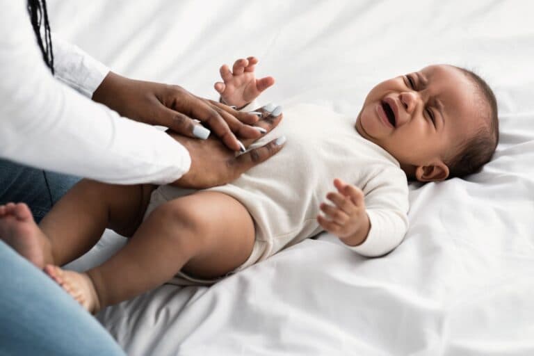 Baby weint laut. Mögliche Ursache dafür können Koliken sein.