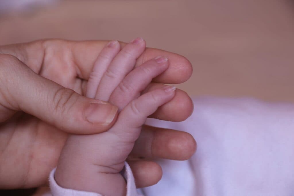 Einem Baby werden die Nägel geschnitten