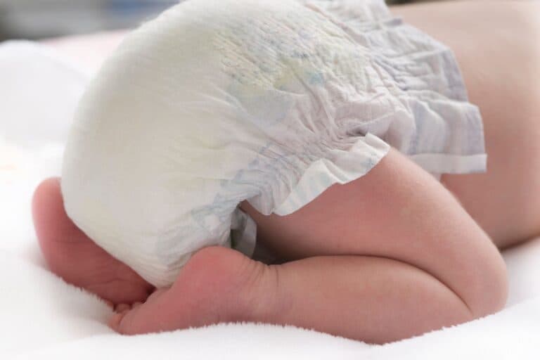 Baby in Windeln. So sollte der Stuhlgang bei Babys sein.
