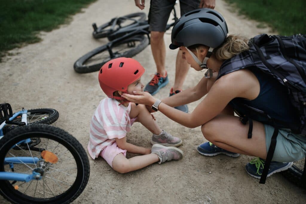 Kind ist vom Velo gefallen. Die Wunden müssen desinfiziert werden.