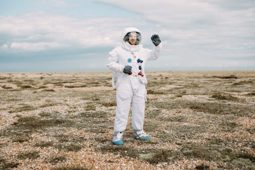 Mann in einem Astronautenanzug winkt. Irgendwann möchten Eltern, dass ihre Kinder endlich ausziehen.