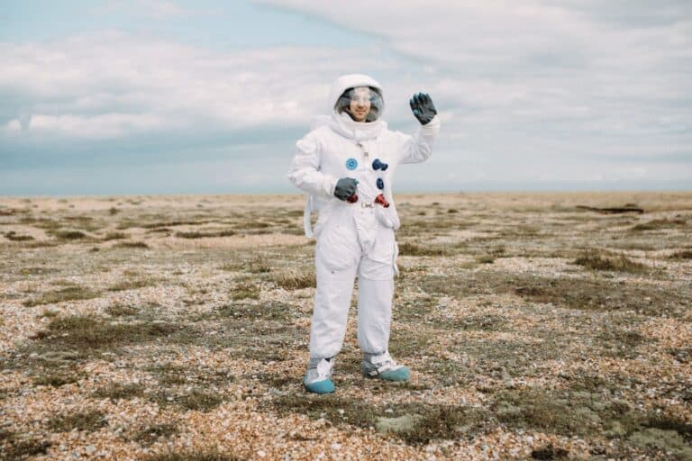 Mann in einem Astronautenanzug winkt. Irgendwann möchten Eltern, dass ihre Kinder endlich ausziehen.