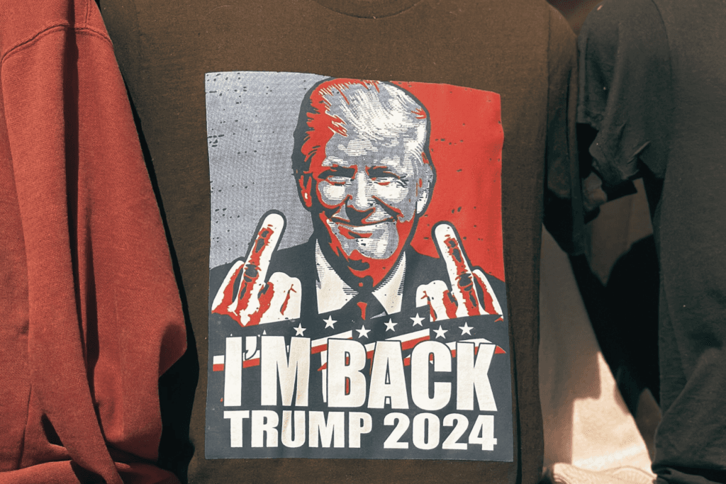 Trump zeigt den Stinkefinger - Die Wiederwahl Trumps kann man verstehen, wenn man länger in den USA gelebt hat. Wütend macht sie trotzdem.