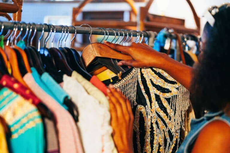Frau kauft in einem Secondhand-Shop ein. Armut ist oft unsichtbar - eine Frau erzählt von ihrem Leben