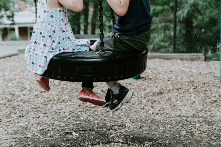 Zwei Kinder sitzen auf einem Reifen zum Schaukeln. Was passiert, wenn die Kinder Waisen werden?