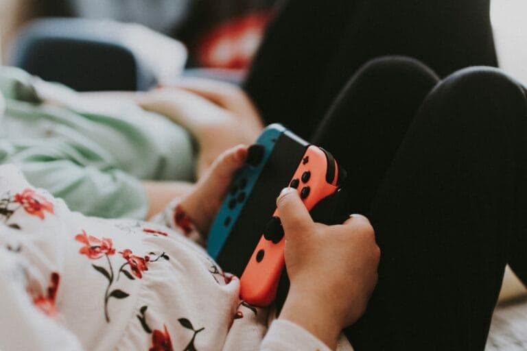 Ein Kind hält einen Controller in den Händen.
