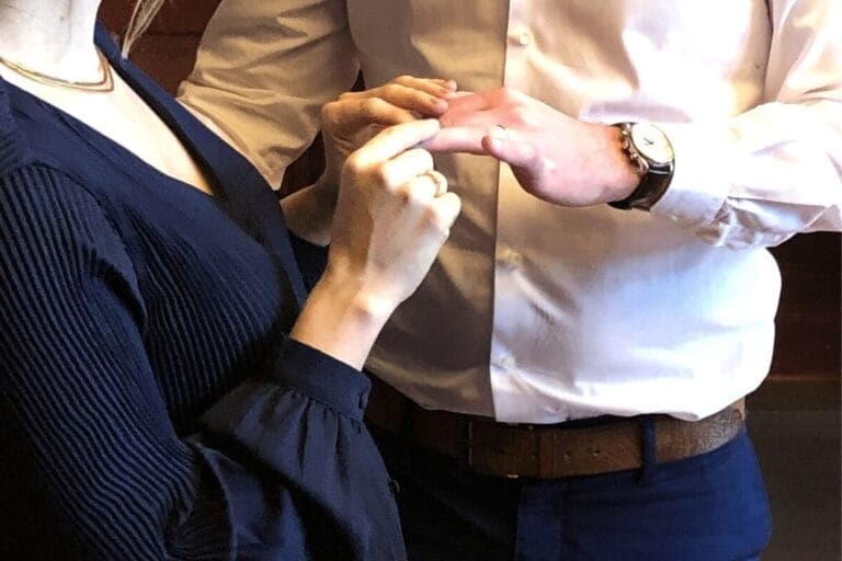 Braut und Bräutigam wechseln die Ringe an der Hochzeit.