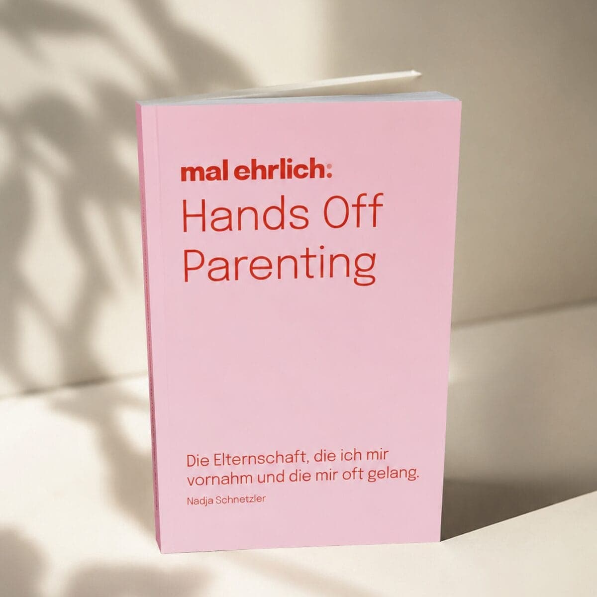 Hands Off Parenting von Nadja Schnetzler. Kein Ratgeber, sondern ein ehrlicher Erfahrungsbericht über zehn Jahre Elternschaft mit Vertrauen statt Kontrolle.