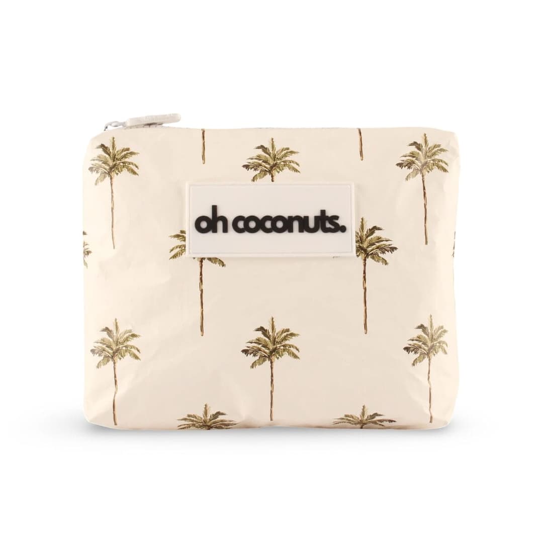 Wasserabweisende Pouch für Strand und Reise, 24,5 × 16 cm. Nasses, Sandiges, Wichtiges — alles trocken verstaut. Drei Prints zur Auswahl.