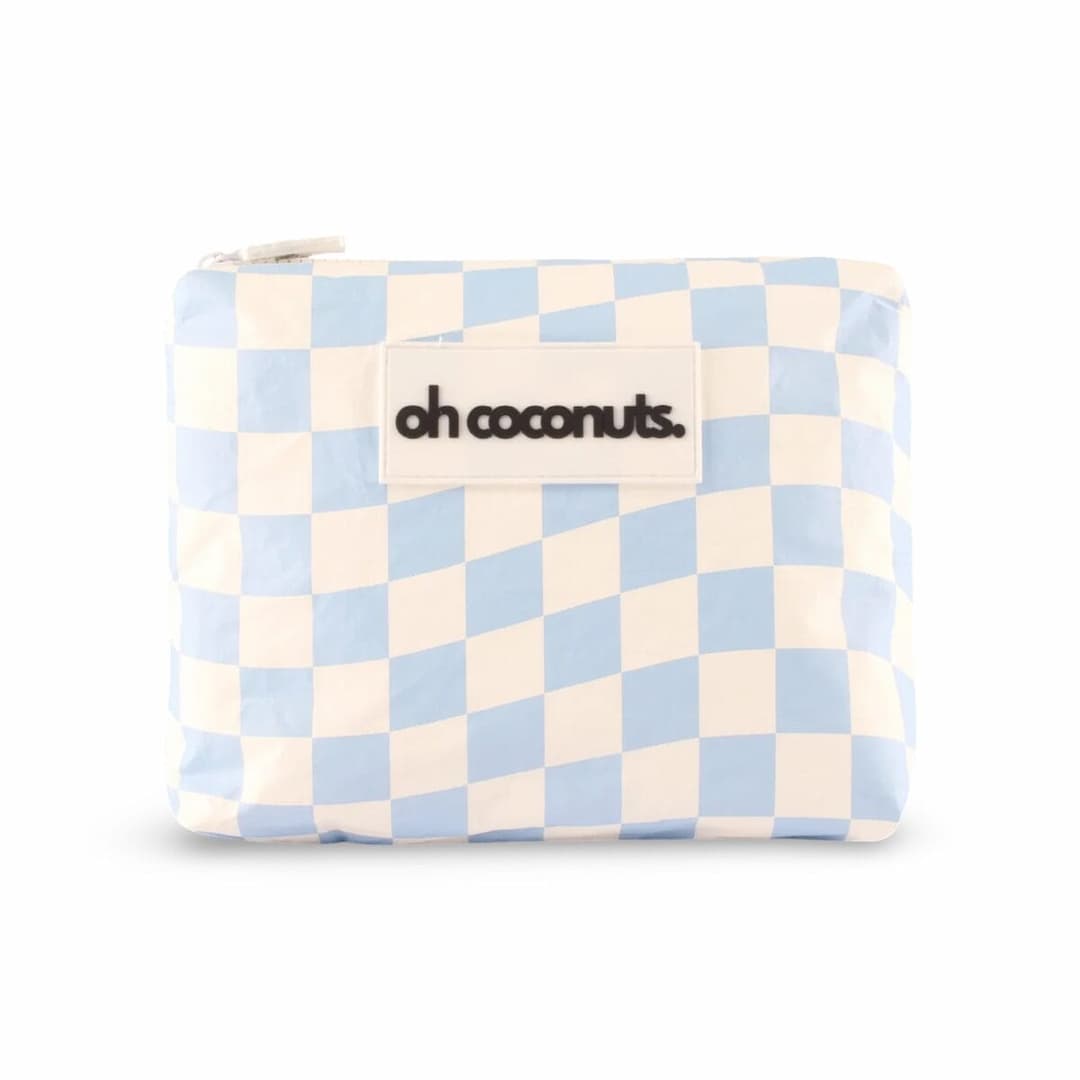 Wasserabweisende Pouch für Strand und Reise, 24,5 × 16 cm. Nasses, Sandiges, Wichtiges — alles trocken verstaut. Drei Prints zur Auswahl.