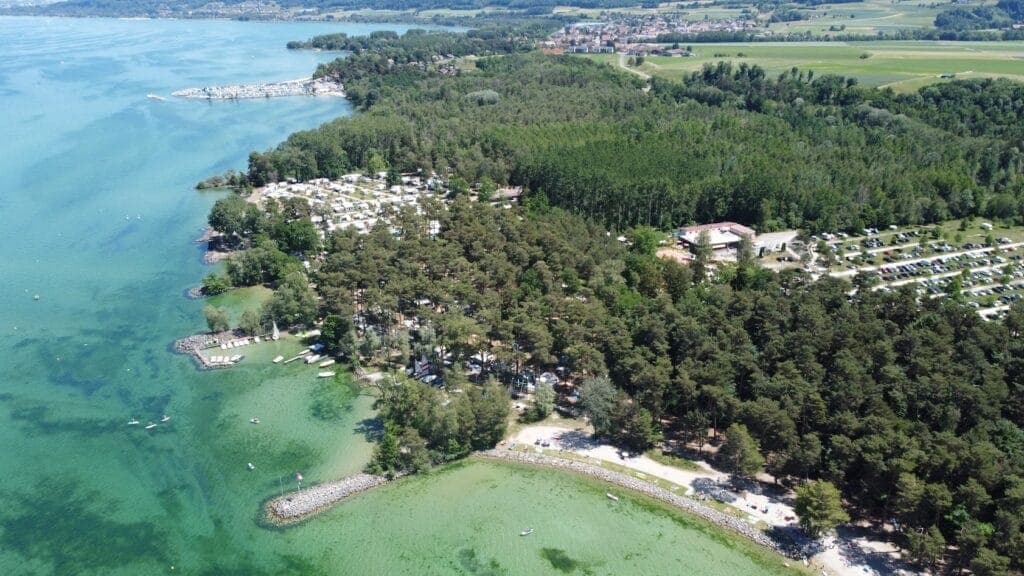 Luftaufnahme Camping VD8 Neuenburgersee. Die besten Campingplätze für Familien – unsere Empfehlungen