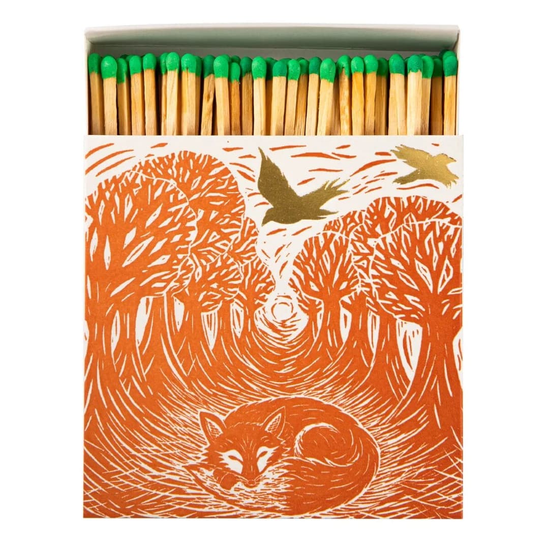 Riesenstreichhölzer mit Kunstmotiven internationaler Illustratorinnen, gefüllt mit je 125 Hölzern. Letterpress/Litho-gedruckt in UK, FSC-zertifiziert