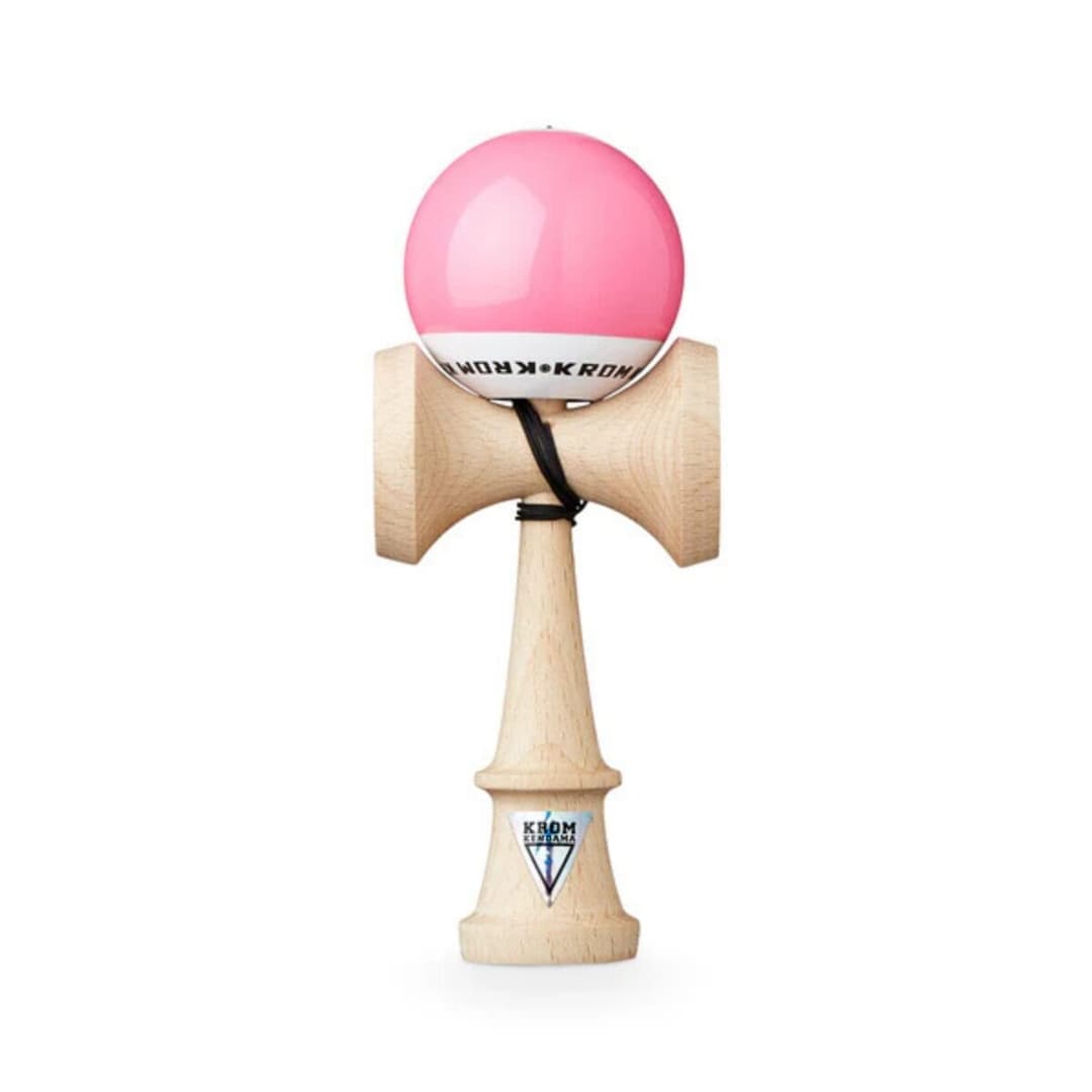 Kendama ist ein japanisches Holzspiel, bei dem die Kugel mit Geschick auf dem Griff balanciert oder gefangen wird.