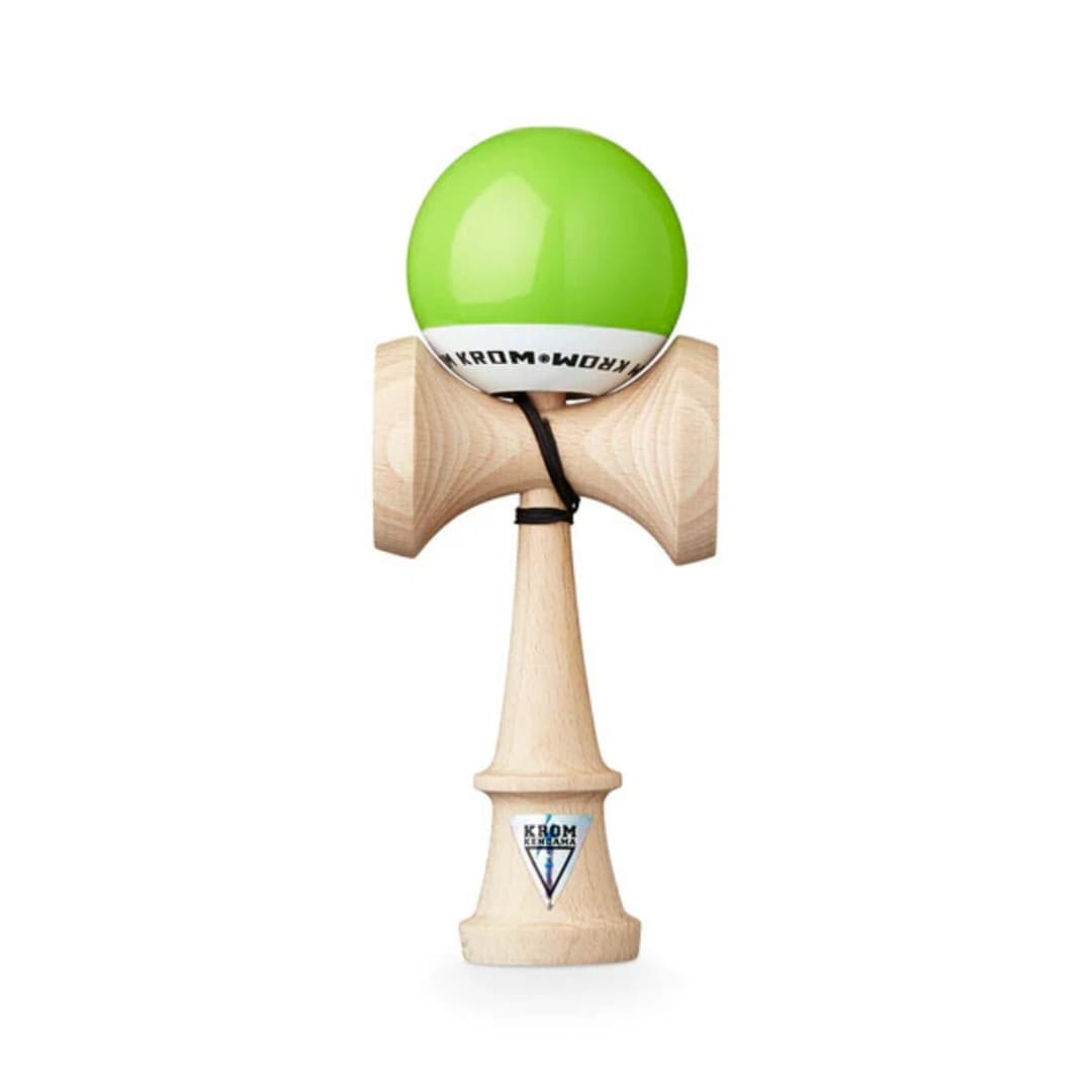 Kendama ist ein japanisches Holzspiel, bei dem die Kugel mit Geschick auf dem Griff balanciert oder gefangen wird.
