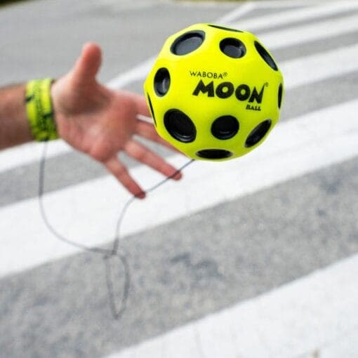 Moon Ball an der Leine