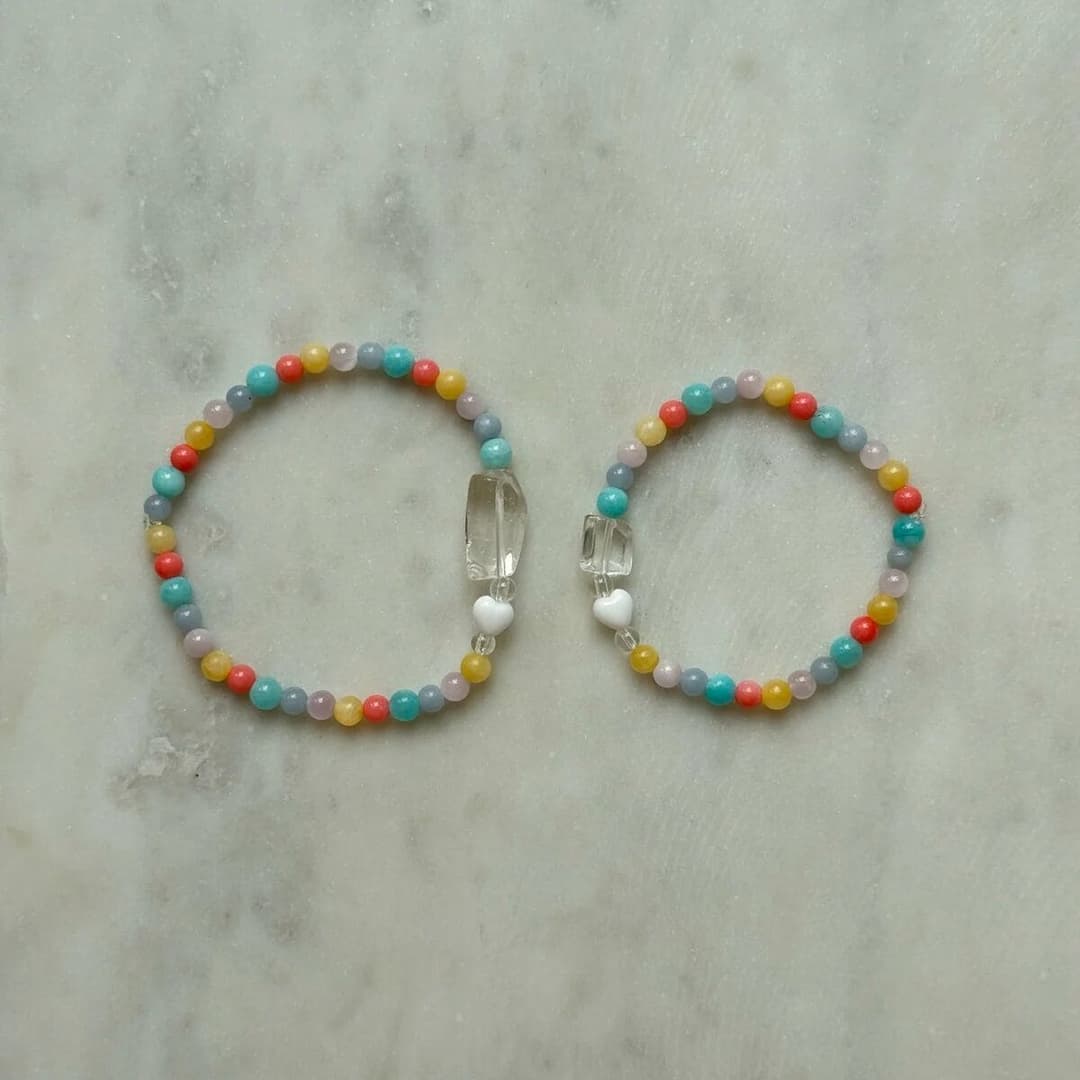 Handgefertigtes Armband mit Bergkristallspitze für den Schulstart – schenkt Mut und Zuversicht, einzeln oder im Duo-Set mit Erwachsenen-Armband.