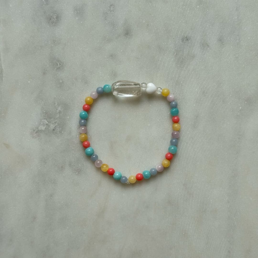 Handgefertigtes Armband mit Bergkristallspitze für den Schulstart – schenkt Mut und Zuversicht, einzeln oder im Duo-Set mit Erwachsenen-Armband.