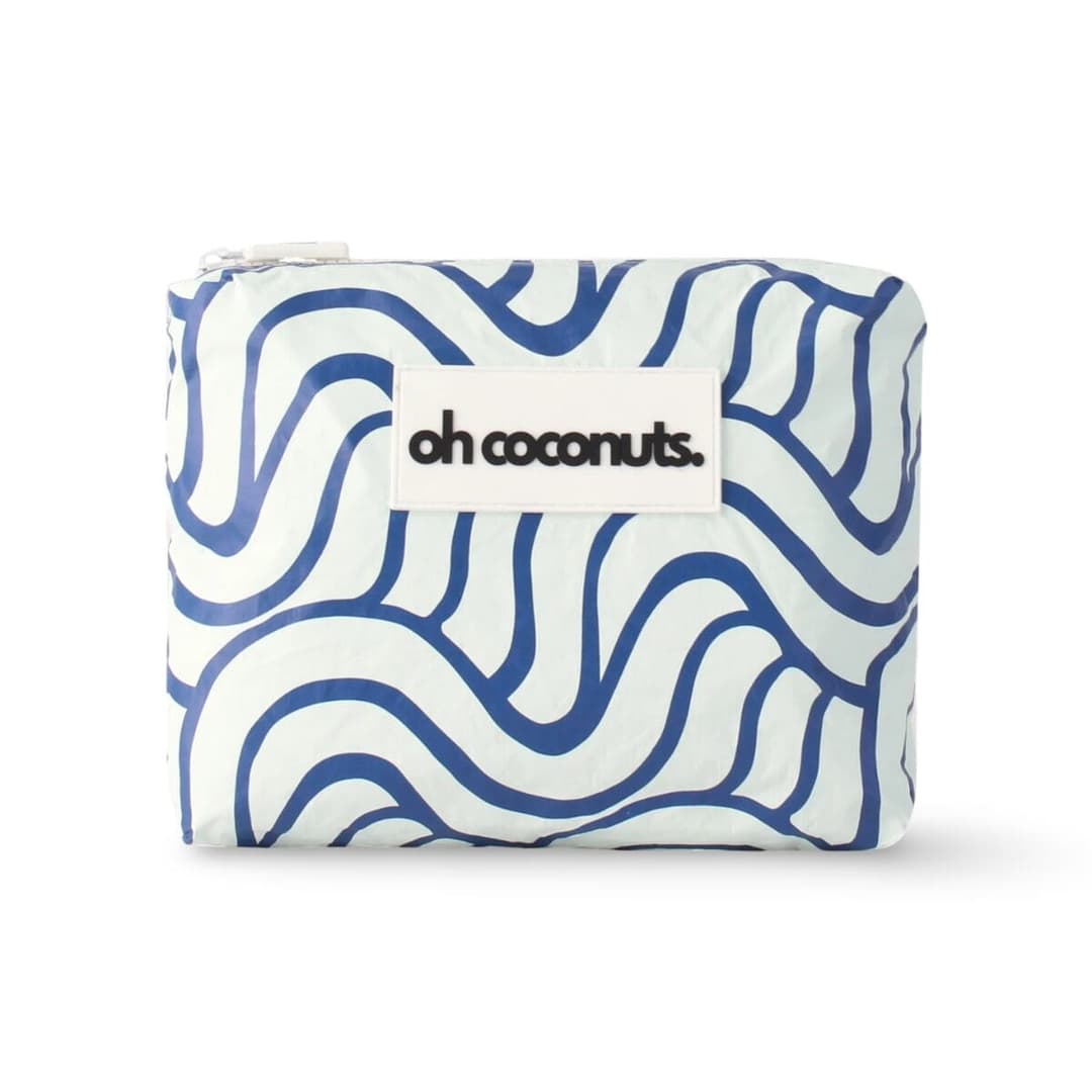 Wasserabweisende Pouch für Strand und Reise, 24,5 × 16 cm. Nasses, Sandiges, Wichtiges — alles trocken verstaut. Drei Prints zur Auswahl.