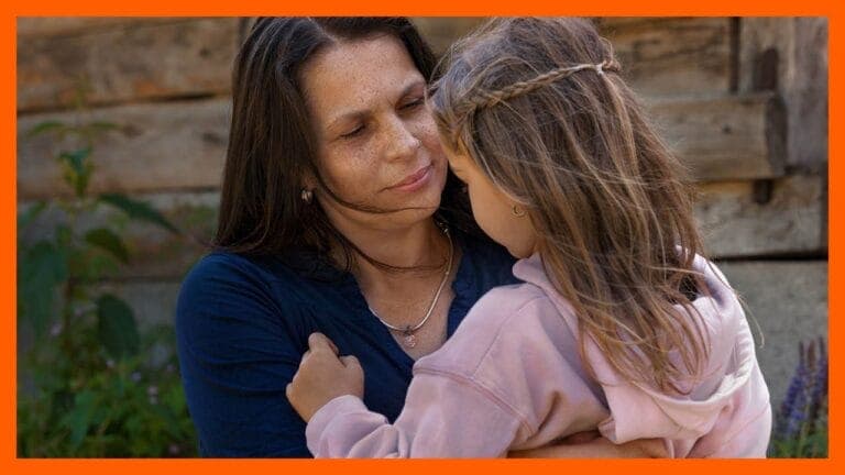 Nadja, Mutter von vier Kindern, umarmt ihre Tochter – Szene aus dem Film KREBSMAMA der Krebsliga
