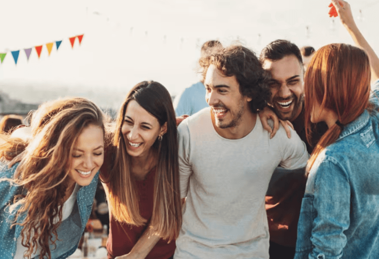 Junge Menschen in ausgelassener Stimmung