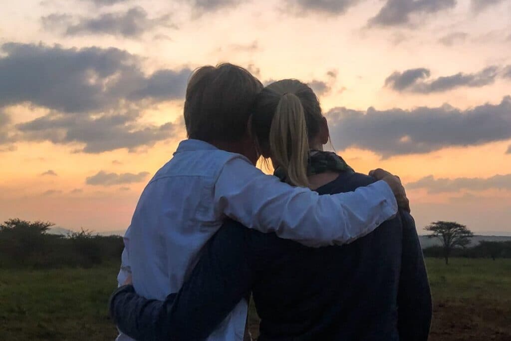 Zwei Frauen von hinten, eine ältere und eine jüngere, die sich umarmen. Muttertag - wofür man der eigenen Mutter wirklich danken sollte.