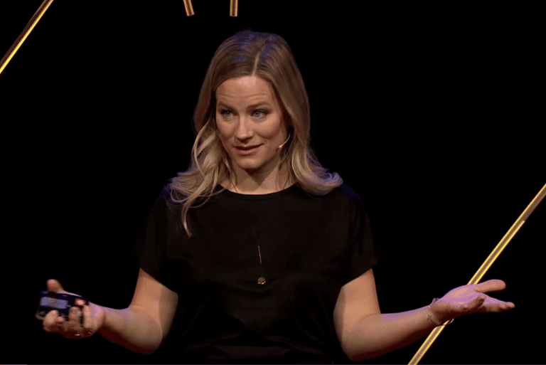 Andrea Jansen beim TedX-Talk: Um Gleichberechtigung zu erreichen, müssen wir wegkommen vom Bild der sich aufopfernden, fürsorglichen Mutter.