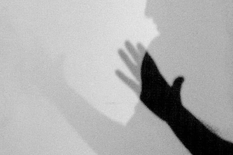 Ein Kind schlagen, beissen oder anschreien ist Gewalt. Was, wenn es uns passiert? Erfahrungen und Lösungsansätze.