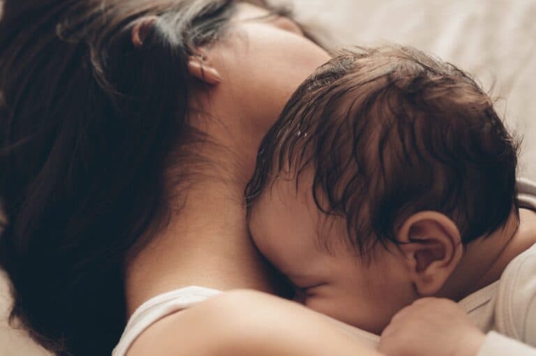 Mutter, die mit ihrem Baby kuschelt