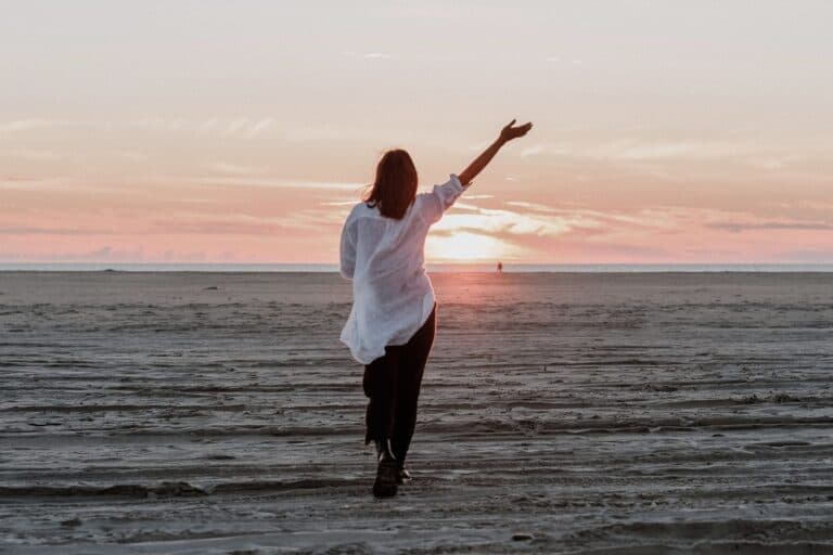 Frau alleine am Strand bei Sonnenuntergang - Welche Mutter würde nicht gerne mal aus ihrem Alltag ausbrechen? Alleine, ohne Kinder.