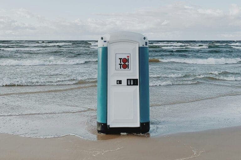 toitoi Toilette an einem Strand - Blasenschwäche ist für viele Menschen ein Problem, und ein Tabuthema