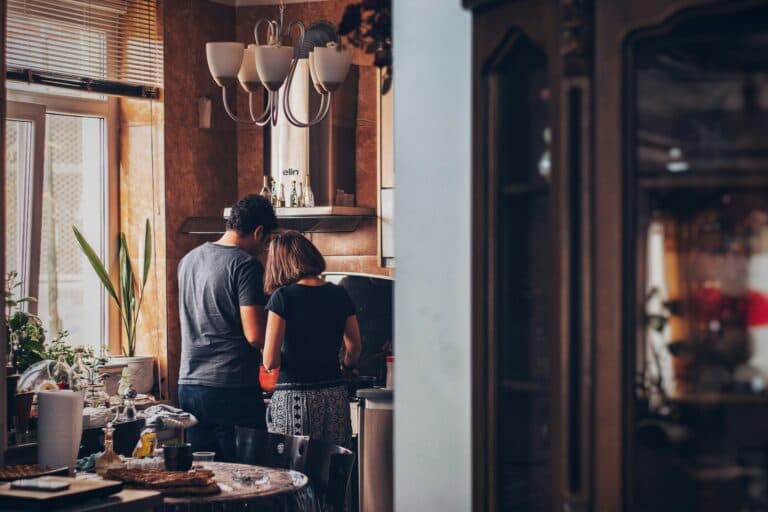 Paar kocht zusammen - Aufteilung von Aufgaben als Eltern ist manchmal schwierig