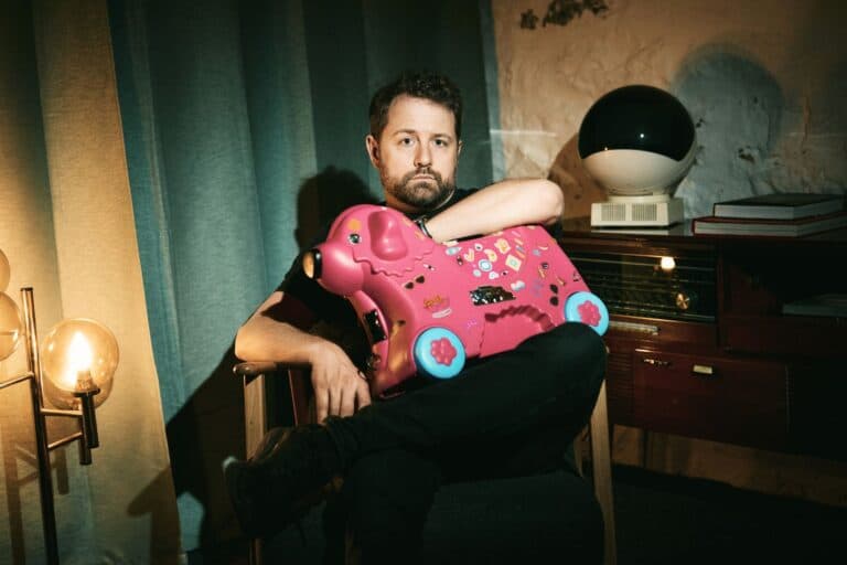 Kindergeburtstage, Zahnarztbesuche, Elternabende. Wer koordiniert und kommuniziert das alles? Satiriker Gabriel Vetter hätte da eine Idee.