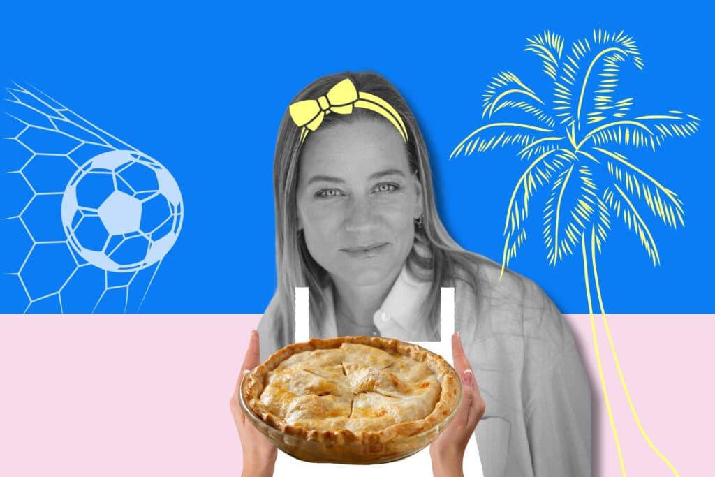 Andrea Jansen mit Schürze und Kuchen als Stay at Home Mom - mal ehrlich