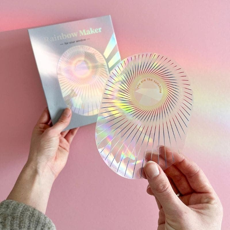 Der Rainbow Maker Sticker von Botanopia zaubert mit Sonnenlicht wunderschöne Regenbögen ans Fenster.