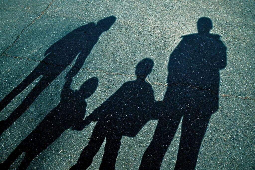 Schatten einer vierköpfigen Familie auf Asphalt - Was, wenn der Wunsch nach einem zweiten Kind unerfüllt bleibt? Ein Erfahrungsbericht.