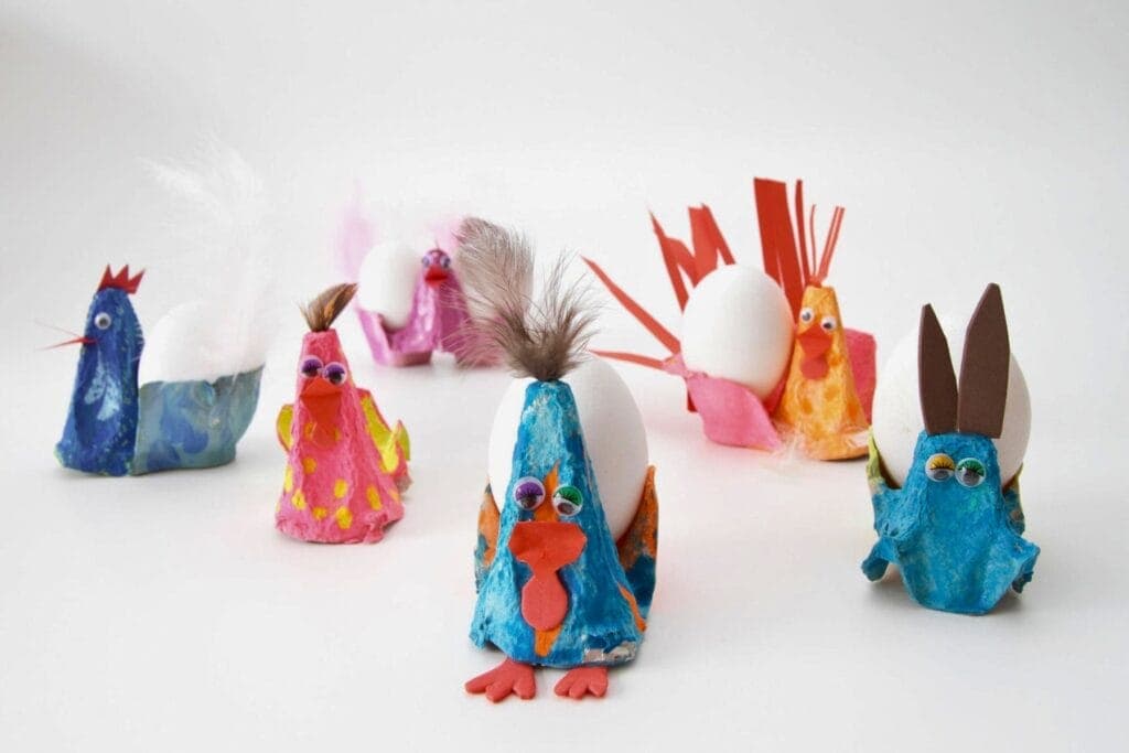 Angemalte, verzierte Eierbecher aus Eierkartons - Basteln für Ostern mit Kleinkindern? Wir haben eine einfache Idee, die garantiert gelingt.