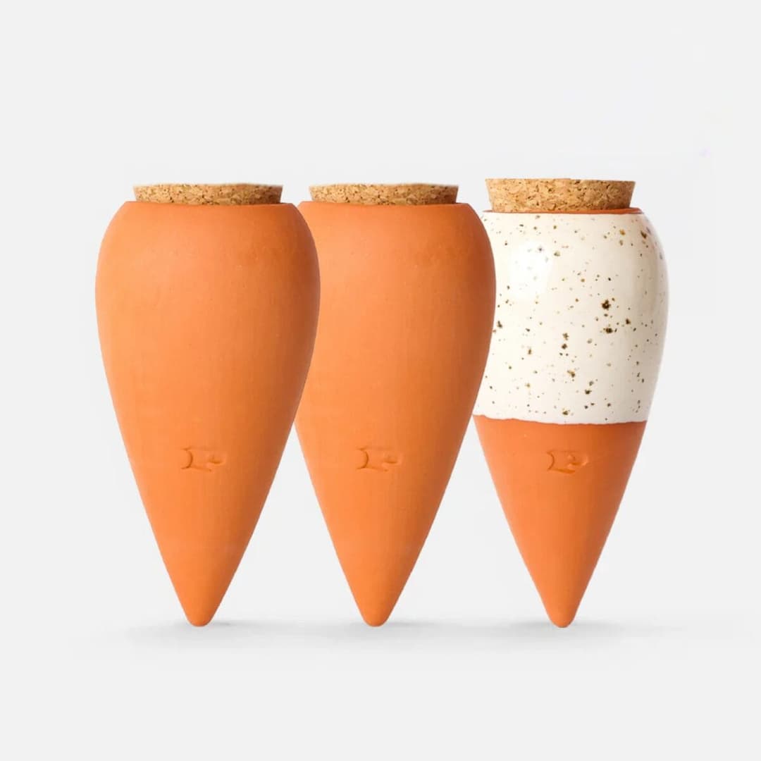 Drei kleine Tonkrüge, die deine Zimmerpflanzen automatisch giessen. Handgefertigt in Portugal aus mikroporöser Terracotta. In 4 Designs.