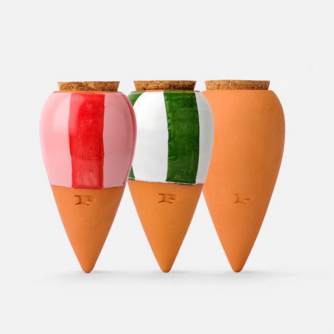 Drei kleine Tonkrüge, die deine Zimmerpflanzen automatisch giessen. Handgefertigt in Portugal aus mikroporöser Terracotta. In 4 Designs.